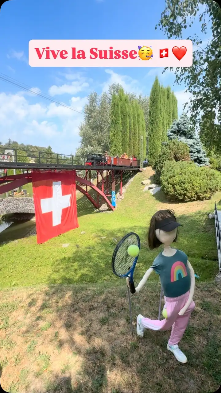 Canicule au Swiss Vapeur Parc ☀️💦

Notre wagon-citerne en 7¼ pouces arrose les trois rails afin de les refroidir et d’éviter qu’ils se déforment avec la dilatation du métal. Alors, pour la vidéo, j’en ai profité pour faire un petit tour au frais, avec un sirop et une glace 🍦🚂

Hitzewelle im Swiss Vapeur Parc ☀️💦

Unser 7¼-Zoll-Wasserwagen bewässert alle drei Schienen, um sie abzukühlen und Verformungen durch die Ausdehnung des Metalls zu verhindern. Für dieses Video habe ich die Gelegenheit genutzt, eine kleine erfrischende Runde mit einem Sirup und einem Eis zu drehen 🍦🚂

⚠️ Séquence exceptionnelle réalisée sans passagers et sous la supervision d’un collègue. Ce wagon n’est pas conçu pour accueillir une personne et comporte des parties potentiellement coupantes. Cette expérience n’est pas proposée au public et ne doit pas être reproduite. Toutes les précautions nécessaires ont été prises et la personne s’est rincée immédiatement après.

#Canicule #TrainMiniature #Hitzewelle #Dampfbahn