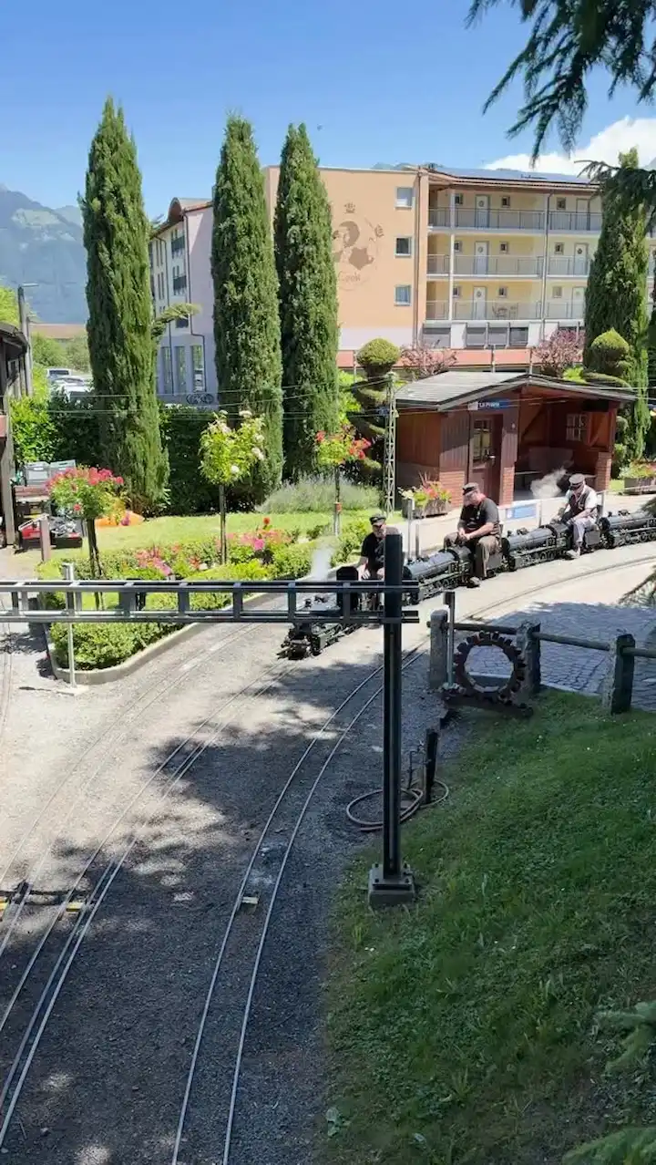 🚂🚂🚂🚂 Quadruple traction au Swiss Vapeur Parc — Vierfachtraktion!

Quatre C 5/6 « Éléphant » en 7¼ pouces, attelées les unes derrière les autres pour tirer un long train de wagons.

Vier C 5/6 « Elefant » sind auf 7¼-Zoll-Spur gemeinsam unterwegs für ein beeindruckendes Dampfspektakel 💨🔥

#SwissVapeurParc #TrainVapeur #Dampflok #C56